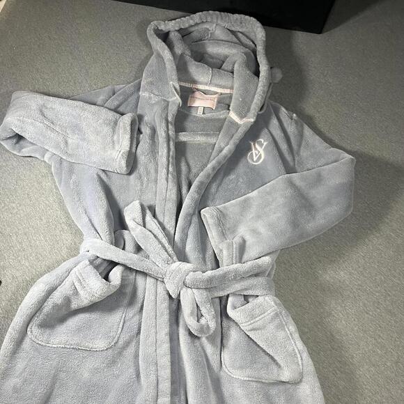 Victoria's Secret Bathrobe Woman’s Medium Plush Hooded Robe in Light Gray,Medium - Picture 2 of 5